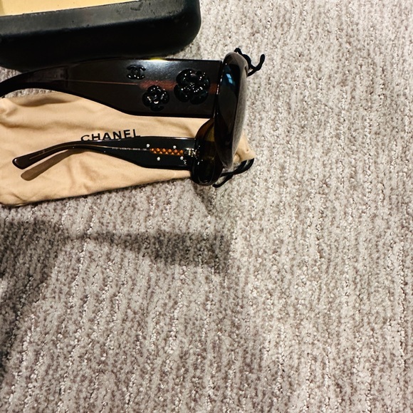 Chanel sunglasses - Picture 3 of 5